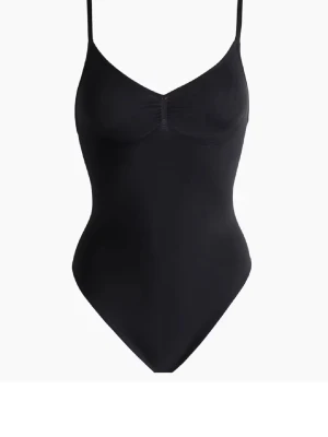 Hm body  - Stilren svart body med tunna, justerbara axelband och v-ringad urringning. Sömlös design som ger en slät siluett och bekväm passform. Perfekt under tighta plagg eller som ett basplagg. Tillverkad i stretchigt material för extra komfort.