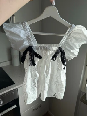 Söt topp - En jättesöt topp köpt i Thailand, aldrig använd 🌸 Finns lite lösa trådar invändigt då den är gjord i Thailand men inga hål eller liknande. Finns ingen storlek