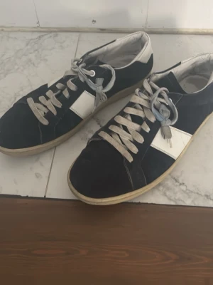 Saint Laurent sl02 skor - Sjukt eftertraktade Saint Laurent SL/02 skor i mörkblå | Skick 8/10 | Storlek 45 | Nypris: ca 7200kr + dessa tillverkas inte längre | Vårt pris: 3000 | Pris kan diskuteras vid snabb affär | Tveka inte att höra av dig vid minsta fundering!🙌