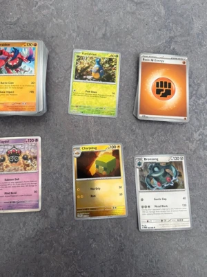 Samling Pokémonkort olika typer - Säljer en samling Pokémonkort med blandade kort och energikort. Flera färger och motiv, perfekt för dig som vill bygga ut din samling eller spela Pokémon. 100 st vanliga Pokémon kort och 20 energi kort Totalt 120kort