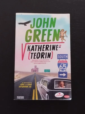 Katherine-teorin av John Green - Boken handlar om Colin Singleton och hans jakt på svar efter att ha blivit dumpad av 19 olika Katherines. Författaren John Green är känd från YouTube "Vlogbrothers", för diverse välgörenhet och andra böcker som "The fault in our stars" och "Paper towns". Boke är i gott skick, nypris är 179kr. Ps. Kolla gärna mina andra annonser