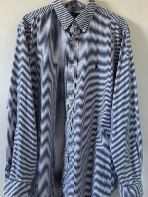 Blårandig skjorta med knappar - Klassisk skjorta med blå och vita ränder, knäppning framtill och krage. Långärmad modell med knapp vid ärmslut och diskret broderad logga på bröstet. Perfekt för en clean och stilren look. Storlek 17 vilket motsvarar XL