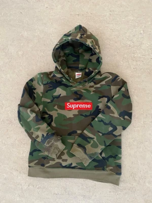 Supreme camo box logo hoodie - Supreme box logo hoodie i camoflauge, den är storlek M men är ganska liten i storleken så den passar som en S, det finns tecken på att den har använts (se bilder) 