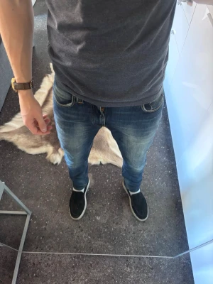 Nudie jeans - Nudie jeans i modellen Lean Dean! Storlek W29 L34 (liknar mer L32). De är lagade i skrevet. Om frågor finns så tveka inte - fråga på! Mvh