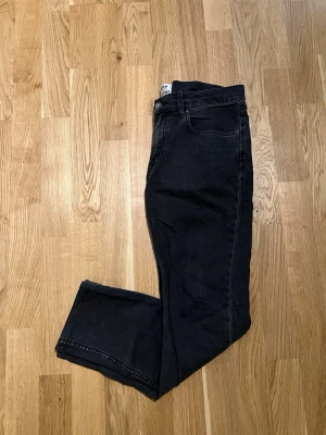 Acne Jeans -  W32/L34 - Jeans från Acne Studios till salu. Passformen är Slim/Regular. Storlek Waist 32 /Lenght 34. Jeansen är nyskick, inga skador/slitage. Hör av dig vid intresse/frågor. PRIS KAN DISKUTERAS!