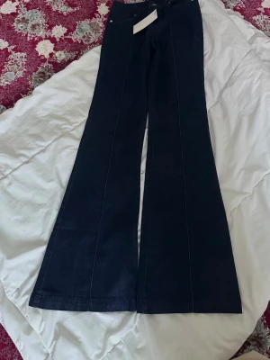 Virala Zara jeans - Virala blå Zara bootcut / flare jeans i strl XS. Helt ny med prislapp, aldrig använd. Helt slutsålda. 