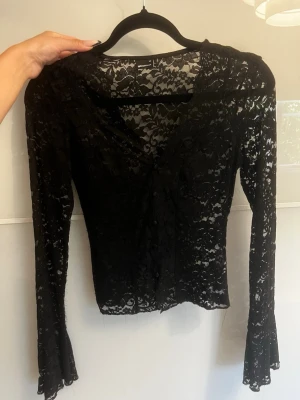 Spetstopp - Supersöt prickig topp från Gina Tricot med resår i midjan, knappt använd.