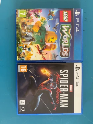Spider-Man Miles Morales PS5 Och Lego worlds till ps4 - Båda spelen fungerar till Ps5, har klarat båda spelen därför de säljs mycket bra skick man märker ingen skada på något. Kan sälja spelen styck om man vill