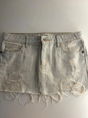 Abercrombie & fitch jeanskjol - Säljer denna jätte snygga jeanskjolen från abercrombie & fitch.  Priset går alltid att diskutera och kjolen finns kvar tills den är markerad såld. 💓 Midjemått rakt över: 38cm Längd på sidan: 27cm