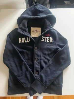 Hollister california hoodie/cardigan (eftertraktad) knappar sällsynt L - Riktigt snygg och den mest eftertraktade Hollister modellen hoodie/cardigan. fint skick inga fel storlek L kan ta mått vid behov. Endast 518kr ej hugget i sten kom gärna med frågor och prisförslag har även mycket mer liknande i min profil alla storlekar kolla gärna stor rabatt vid köp av flera 😁✌️