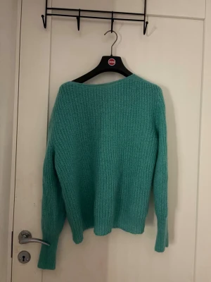 Turkos stickad tröja i ullmix - En jätte fin grön/blå tröja! går inte o köpa i Sverige längre står inte stolek men skulle säga att den passar folk med storlek xs/s 