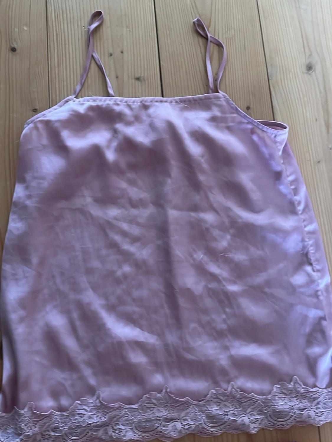 Ljuslila satinpyjamas med spets - 1