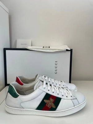 Gucci Ace Bee Skor  - Säljer nu dessa Gucci Ace Bee Skor i uk 7 som motsvarar storlek 41, skriv för fler bilder/frågor🙌🏼
