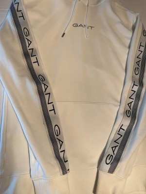 GANT hoodie  - Bra skick förutom en liten fläck på luvan och ena snöret saknar metalländen. 