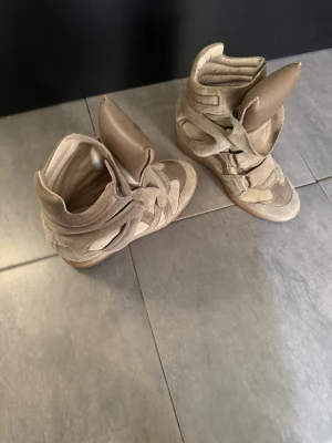 Isabel Marant bekett sneakers - Isabel Marant skor, som nya! Köpta på Vestiaire. Använt några gånger.