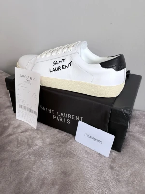 Saint Laurent skor - Säljer de här riktigt feta sommar dojjerna! Skorna är i nytt skick och riktigt snygga! Hör av er vid minsta fundering eller vid behov av fler bilder! Mvh Quadra closet😊