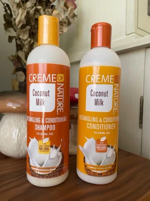 Creme of Nature Coconut Milk shampoo & balsam - Shampoot är använt cirka fem gånger, balsamet är använt endast en gång. Passar bra för lockigt eller vågigt hår.