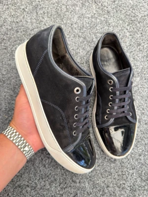 Lanvins uk7 mörkblå - Säljer nu dessa fantastiskt fina lanvins. Dom är i riktigt bra skick! Inga stora defekter. Size uk7 som motsvarar 41. Nypris 5000kr. Mitt pris: 2199 kan gå ner i pris vid snabb affär! Hör av dig vid intresse 🤩