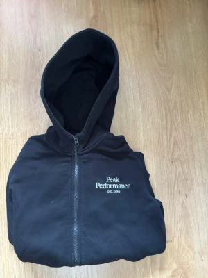 Peak performance tröja - Fin peak performance tröja i mycket bra skick. Storlek 160. Skriv vid frågor!