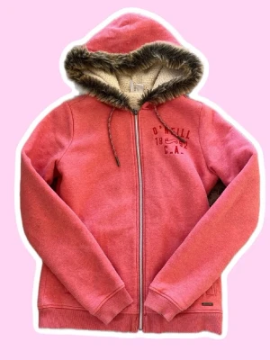 O’Neill zip up - Säljer en rosa hoodie från O'Neill med fjäder dragkedja och mysig huva fodrad med fuskpäls med tryck på ena sidan. Perfekt för chill dagar och nu till hösten, lite y2k/Mcbling. Materialet är mjukt och skönt, troligen bomullsblandning. Skriv för mer info eller bilder, pris är diskuterbart 💞!