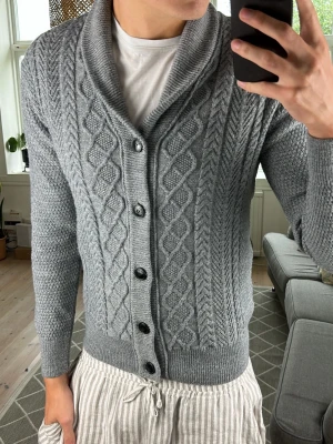 Cardigan Stickad Grå - Trendig och stilren! Mått: A:50 B:46 C:40 D:63 (cm) Skriv vid fundering 😇🙌
