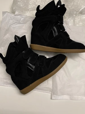 Nya Isabel marant skor! - 💕!. helt nya oanvänd skick med (Med Kvitto), vita dustbag och bubble wrap, Boxen finns (men den kommer ej med då jag vill behålla den till mina andra isabel marants) fick de som present! Kan gå ner i pris vid snabbfär! hör av dig för mera bilder eller om du har funderingar 