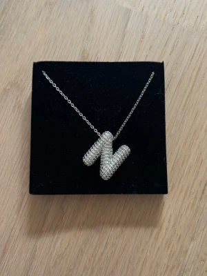 Silverhalsband med bokstaven N - Från nordisk sten💕