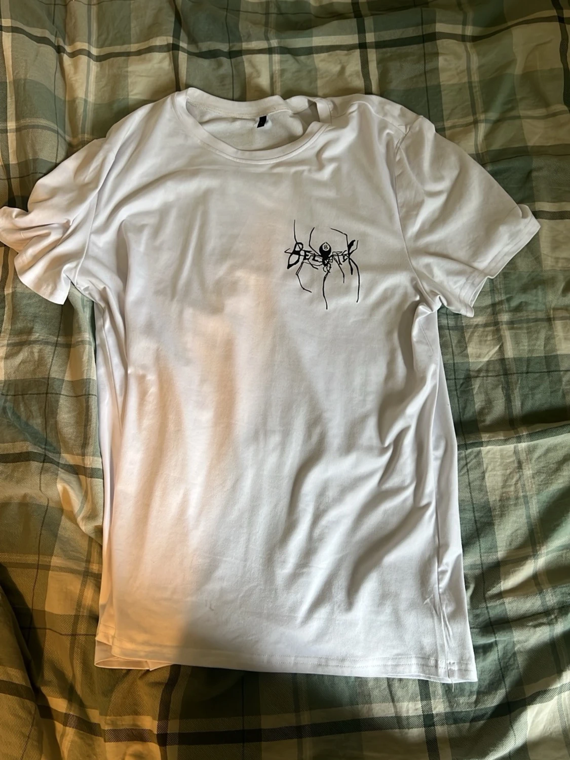 Vit t-shirt med spindeltryck