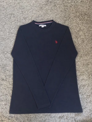 Marinblå långärmad topp US Polo Assn - Mörkblå långärmad tunn tröja från US Polo Assn, passar stor M eller liten L.