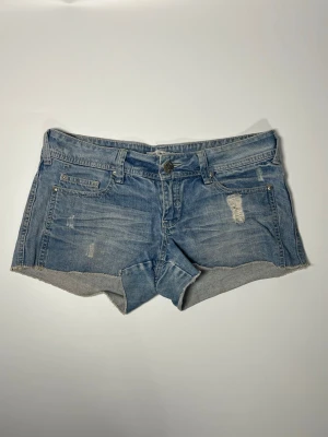 Lågmidjade jeansshorts - 👕 Plagg: Jeansshorts                                                          📏 Storlek: midjemått 40 cm                                                                                                           ✨ Skick: Fint skick                                                        💬 Vid frågor är det bara att skriva!                                                                                          🛍️ Gramenti