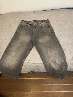Weekday galaxy jeans - Säljer ett par gråa baggy jeans från weekday i modell galaxy loose straight jeans. Storlek31/32 gråa jeans med enkel wash. Kostar 600kr nya