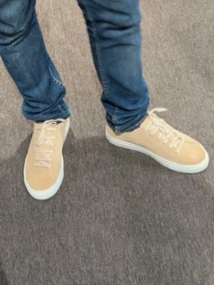 Suede Sneakers Beige  - Säljer ett par fina mockaskor i färgen Beige från märket Myrqvist. Ett par trevliga sköna sneakers för något simpelt bara. Funkar till allt och är relativt bekväma. Nypris på dessa rackare är endast 2.000kr, så mitt pris kommer va 1200kr 🤗