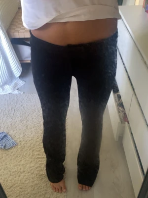 Svarta utsvängda leggings/ kostymbyxor - Säljer ett par svarta leggings med tight passform upptill och utsvängda ben. Ser ut som kostymbyxor men är leggings som är jätte sköna och mjuka💗