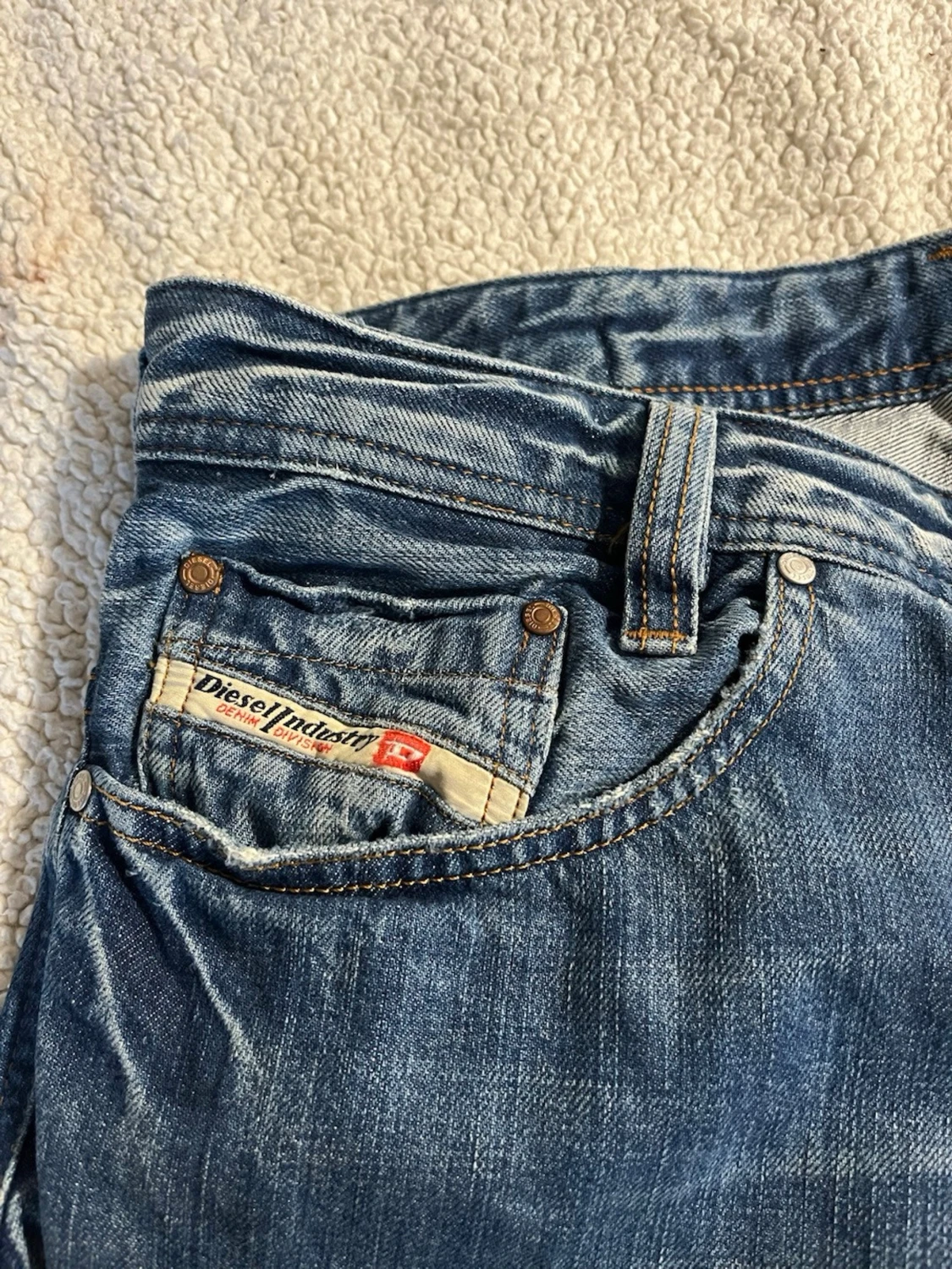 Blå raka jeans med slitningar - 4