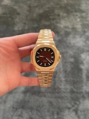 Seiko Mod Nautilus – Rose Gold (Brun Tavla) - ✨ Specifikationer Modell: Seiko Mod Nautilus Urverk: Automatiskt Seiko-urverk Gångreserv: 41 timmar ⏳ Boett: Rose gold-färgat rostfritt stål Storlek: 40 mm 📏 Glas: Reptåligt safirglas 💎 Urtavla: Brun horisontellt mönstrad tavla