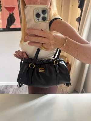Miu miu Handväska  - OBS GODKÄNNER PRISFÖRSLAG VID SNABB AFFÄR. Snygg svart Miu Miu väskan som knappt är använd. Säljer eftersom jag har andra och den inte kommer till användning efter studenten. 😊
