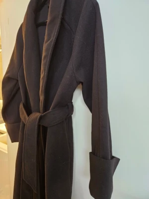 ONLY svart kappa - Endast använd vid ett tillfälle. Säljes då jag kände att det inte är min stil.  Köpt från Zalando i oktober 2022 för 799kr.