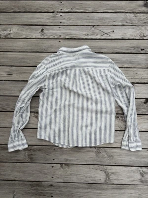 Skjorta  - Luftig skjorta från pepe jeans. Sitter lite cropped Se bild för mått   Bara att fråga om du har några andra funderingar😊