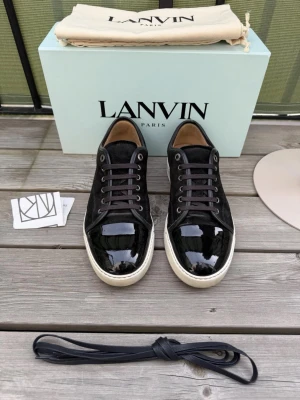 Lanvin - Lanvin dbb1 patent cap toe i svart | storlek 9 eu43 men passar 44 också | väldigt bra skick, en liten defekt vid hälen men märks knappt | box, dustbags och nk kvitto medföljer vid köp | pris går att diskutera vid snabb och enkel affär |