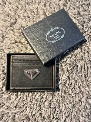 P plånbok - 🖤 Exklusiv Korthållare 🖤  ✅ Stilren och lyxig design ✨ ✅ Plats för flera kort 💳 ✅ Smidig och tunn – får enkelt plats i fickan 👖 ✅ Högkvalitativ finish 🔥 ✅ Levereras med presentask och tillbehör 🎁  ✨ En elegant korthållare som kombinerar stil och funktion. Perfekt för dig som vill bära dina viktigaste kort på ett smidigt och exklusivt sätt – passar både till vardag och fest.