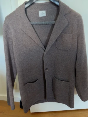 Brun kavaj i cashmere  - Brun cashmere och ull kavaj från John Henric, nästan aldrig använd. 