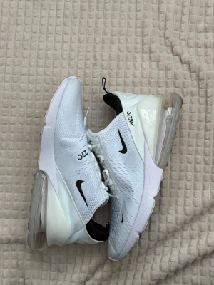 270s vita skor  - Säljer ett par nike 270s  skor jag fick. Dem är använda ett par gånger men utsidan är ren och fin. 