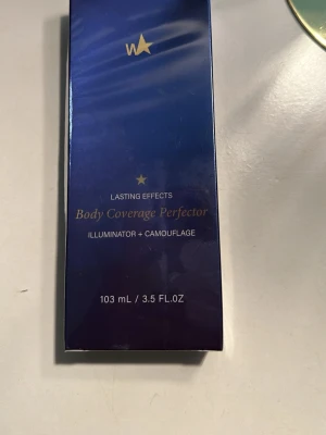 Body Coverage Perfector Illuminator - Body Coverage Perfector Illuminator + Camouflage i en lyxig mörkblå förpackning med gulddetaljer. Innehåller 103 ml och ger en snygg glow till huden. Perfekt för dig som vill ha en jämn och strålande finish på kroppen. Täcker tatueringar åderbråck mm.