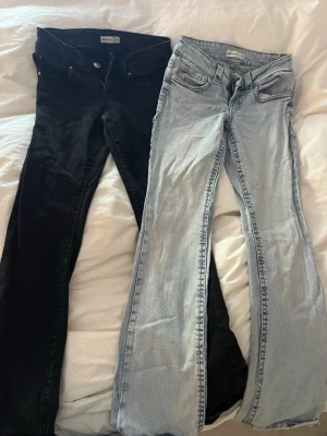 Jeans Ginatricot 2pack - Säljer två par Jeans i svart och ljusblå. Storlek Xs. 
