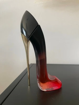 Carolina Herrera Very Good Girl Elixir  - Carolina Herrera Very Good Girl Elixir   30 ml  Doften är en blandning av tuberos och rostad tonkaböna, med inslag av jasmin och kakao.
