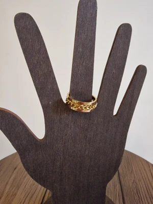 Ring roterbar guldfärg - Ring punk-stil stressavlastande rostfritt stål. Roterbar kedjekedja. Storlek 11. Diameter 20,6 mm.