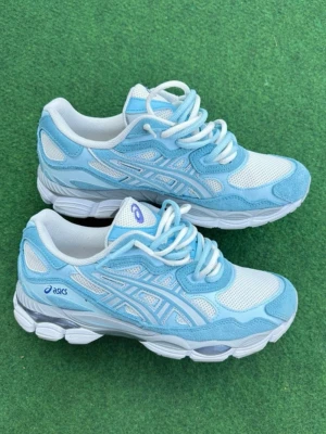 Asics Gel Nyc - Light Blue/White - Excellent condition ASICS sneakers in a beautiful light blue and white colorway. Comfortable, stylish, and perfect for everyday wear. ✅ Original box included ✅ Original receipt included ✅ Clean and well maintained ✅ Ready to ship These sneakers combine comfort and sporty style, making them ideal for casual outfits, walking, or daily use. Feel free to contact me if you have any questions or would like more photos.
