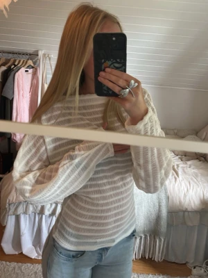 snygg vit topp  - Säljer denna trendiga vita toppen från nelly som är perfekt till mer festiga tillfällen eller bara att ha i skolan. Rekommenderar dock att ha ett linne under då den är ganska genomskinlig. Den är strechig och har en slim passform🥰🥰