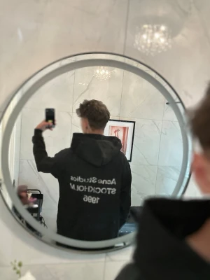 Acne Studios Hoodie (svart) - Tja! Säljer en acne studios hoodie. Strl M. Skick 9/10 har använt den några gånger. Självklart äkta. Köpt på vinted med artikel verifiering så det är garanterat äkta. Pris 1999kr går absolut att diskuteras vid snabb affär! Tags medföljer vid sidan om, kan sätta på tagsen igen om de skulle önskas. MVH Etienne 