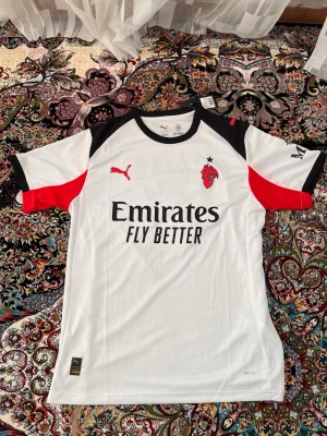 Vit AC Milan matchtröja från Puma - 🇩🇪 OBS! Jag reser till Tyskland 23 Juli – 30 Juli och kan därför inte skicka paket under denna period.  ✅ Plagget är i nyskick med originallapp och förpackning kvar.  📦 Köper du nu reserverar jag varan åt dig och skickar direkt när jag är tillbaka den 30 Juli. Betalning sker nu, frakt sker efter hemkomst.  💬 Hör av dig om du har frågor – svarar så snart jag kan! 🙏